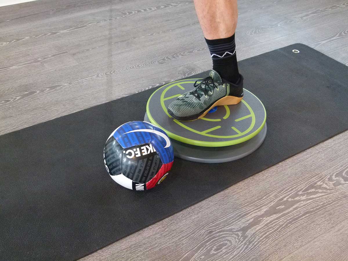 MFT Übung 520 Stabilisieren einbeinig mit Ball rollen