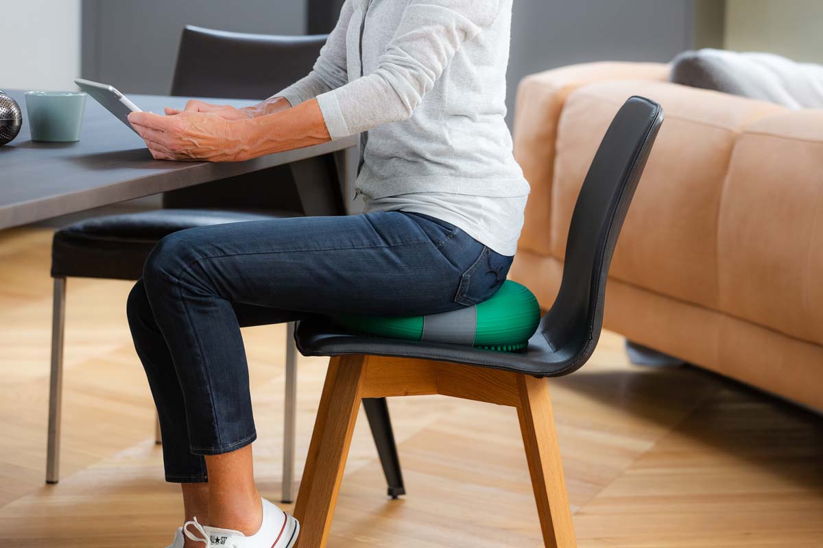 Während der Arbeit am Schreibtisch die Balance trainieren mit dem MFT Balance Sensor Cushion für jedes Sitzkissen